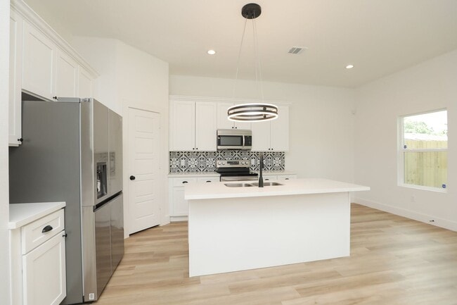 Building Photo - For Lease | 4 Bed, 2.5 Bath | 1,450 Sq Ft |