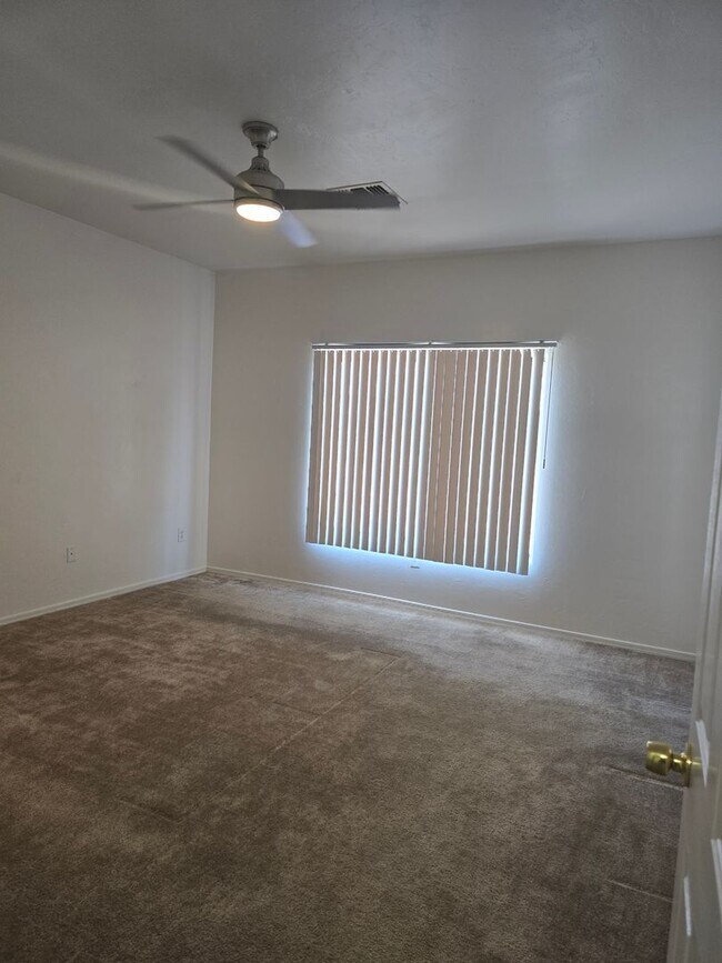 Building Photo - Large 4 bedroom home with Den - Corner lot...