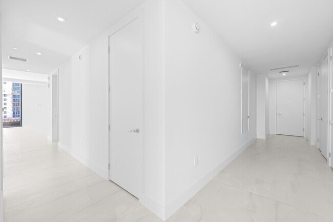 Building Photo - 305 Briny Ave