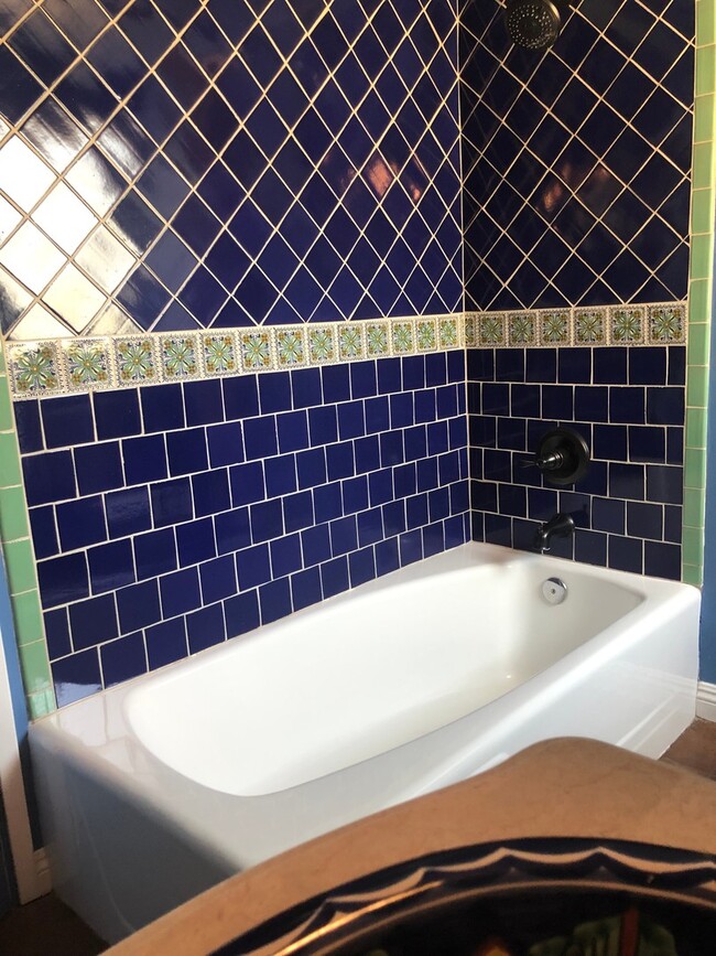 Building Photo - Country Charm In The City!