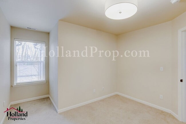 Building Photo - Stylish 3-Bedroom Portland Home with Fireplace, Garage & Modern Conveniences