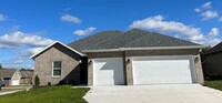 Building Photo - 4 bedroom, 3 car garage, home in Willard S...
