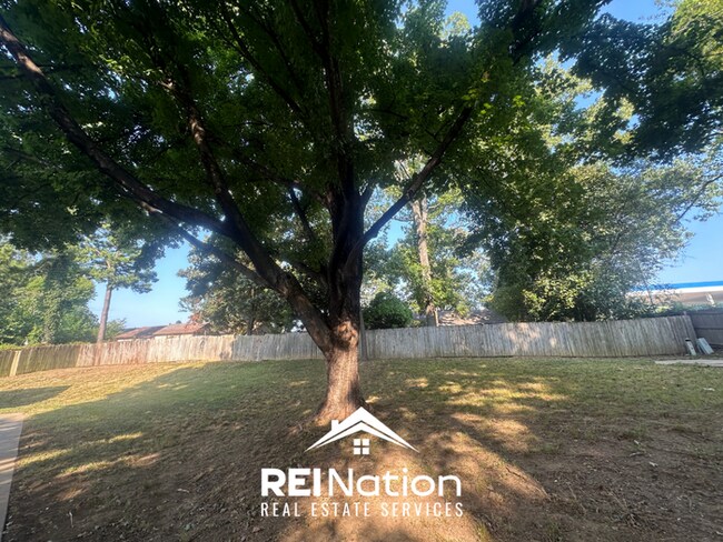 Building Photo - Spacious 4BR/2BA Memphis Rental with 2-Car Garage, Hardwood Floors & Fireplace