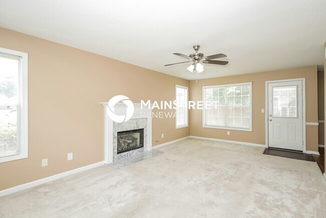 Building Photo - 1352 Vine Cir