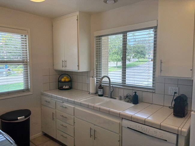 Building Photo - Beautiful corner condo in Lake San Marcos