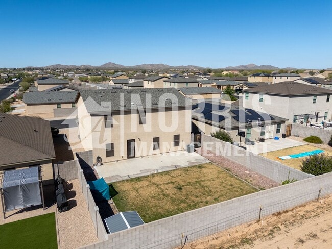 Building Photo - Beautiful Large Home Very Close to Freeway