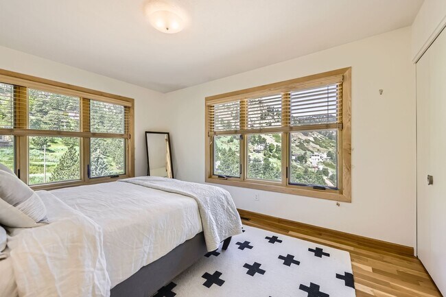 Building Photo - Stunning 4 BDR/2BA Mountain Retreat