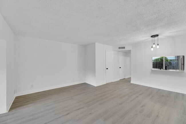 Building Photo - 904 Banks Rd