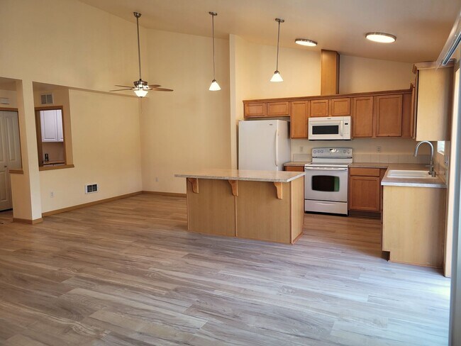 Building Photo - 410 Holland Ave