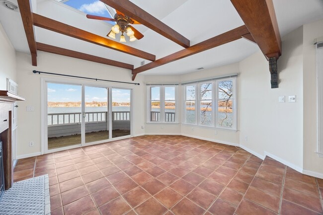 Building Photo - 372 Northwest Dr