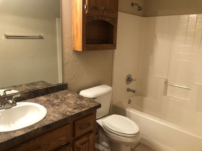 Building Photo - 2 bed 2 bath duplex for rent in Moore near...