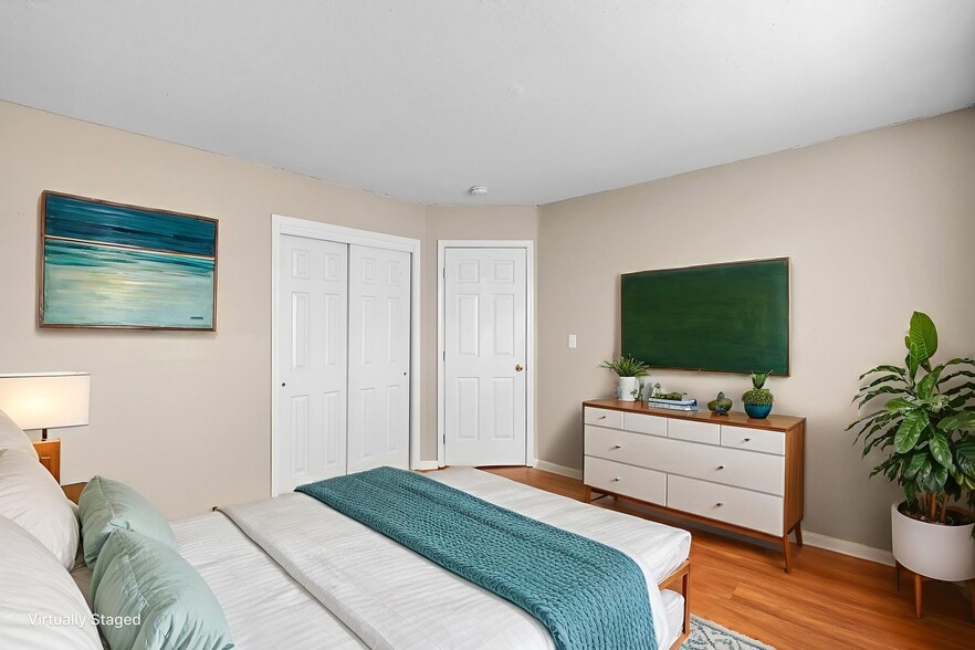 Building Photo - 3136 Sacramento Dr