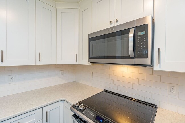 Building Photo - Gorgeous modern Main Level 2 bedroom 2 bath condo in SW Greensboro off W. Wendover.