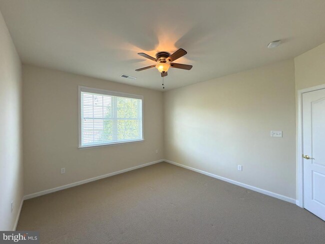 Building Photo - 44342 Oakmont Manor Square