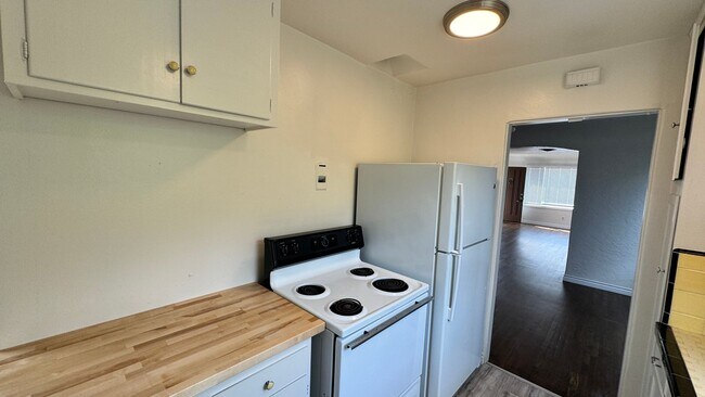 Building Photo - West Redwood