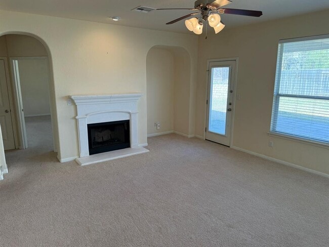 Building Photo - 4387 Green Tree Dr