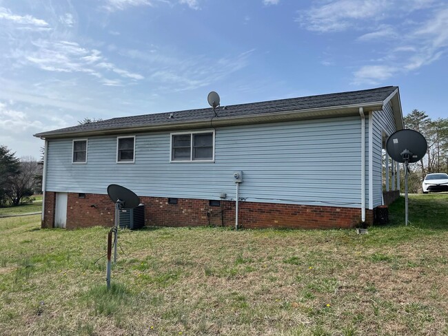 Building Photo - 2 Bedroom, 1 Bath Brick home Located in Fr...