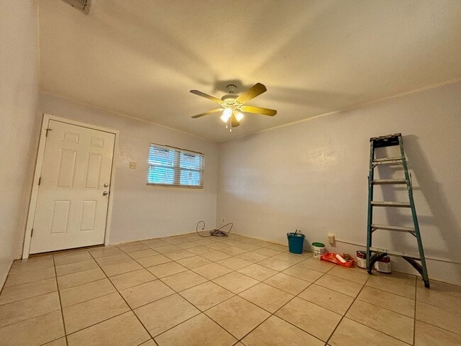 Building Photo - 415 Romana