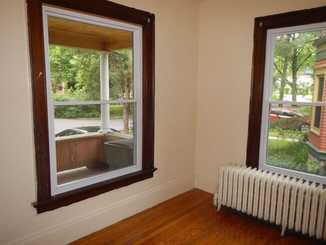 Building Photo - AVAILABLE 6/1/26 - Large House Available O...