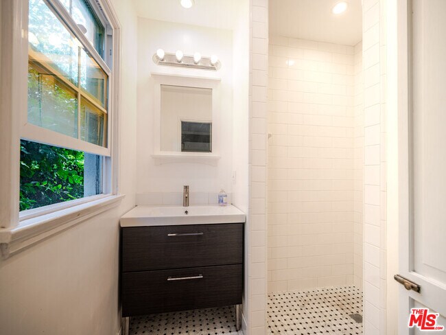 Building Photo - 1321 Hayworth Ave