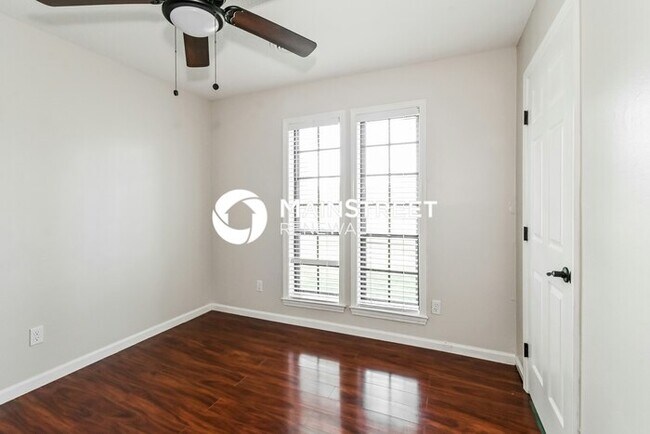 Building Photo - 3 Bedroom Pet-Friendly Home in MEMPHIS, TN with Main Street Renewal