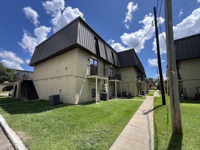 Building Photo - Fully Renovated 3 Bedroom Apartment in Pri...