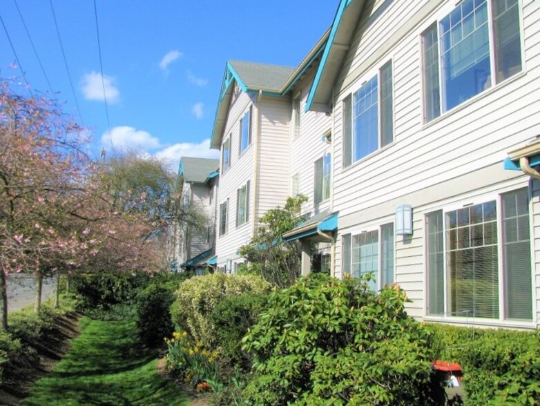 Building Photo - Lake Burien View