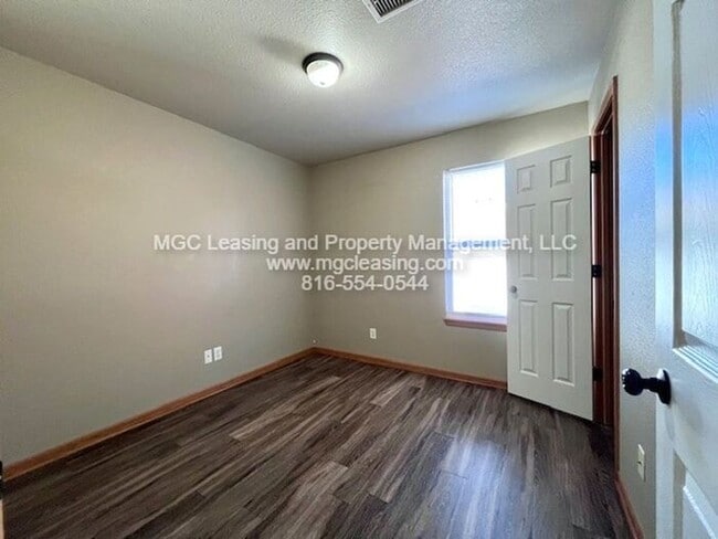 Building Photo - Charming Ranch-Style Duplex in Blue Springs, MO!