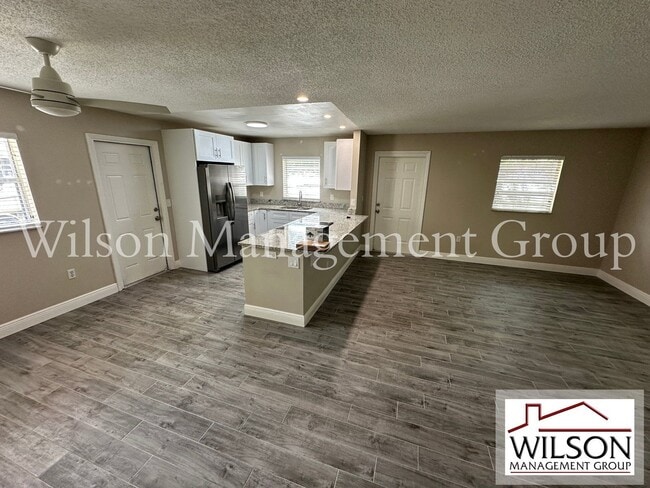 Building Photo - 643 David St