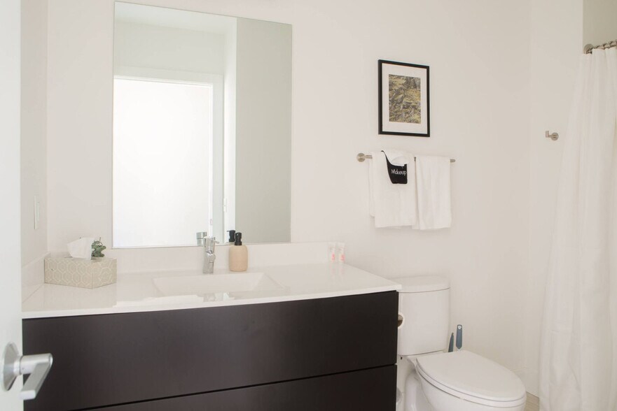 Building Photo - 550 W Juneau Ave