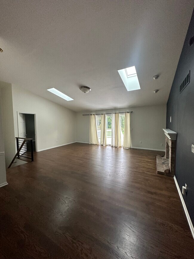 Building Photo - 4934 Claredon Pl