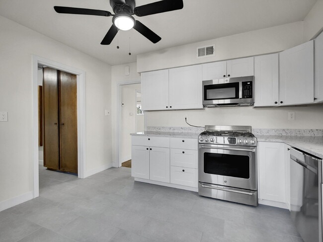 Building Photo - $2,340.95 - $300 OFF - First 2 Months'Rent - 3 Bedrooms, 1.5 Bathrooms, Single Family Home in Aur...