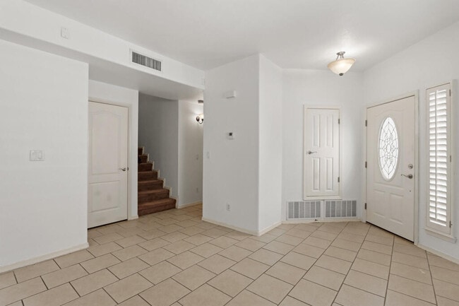 Building Photo - 561 Green Village Ct