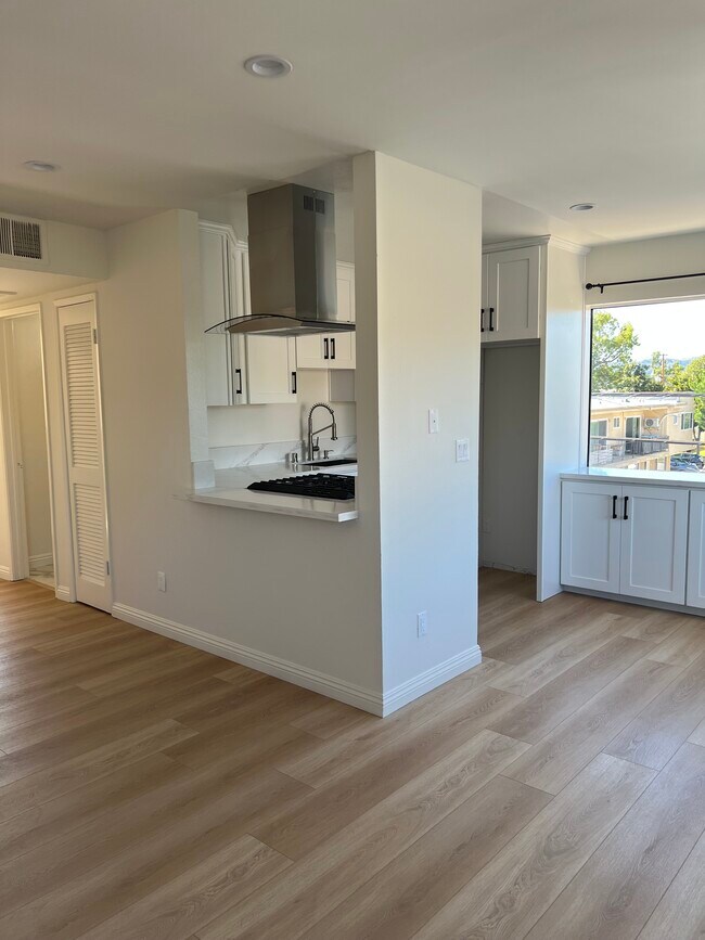 Building Photo - 419 S Verdugo Rd