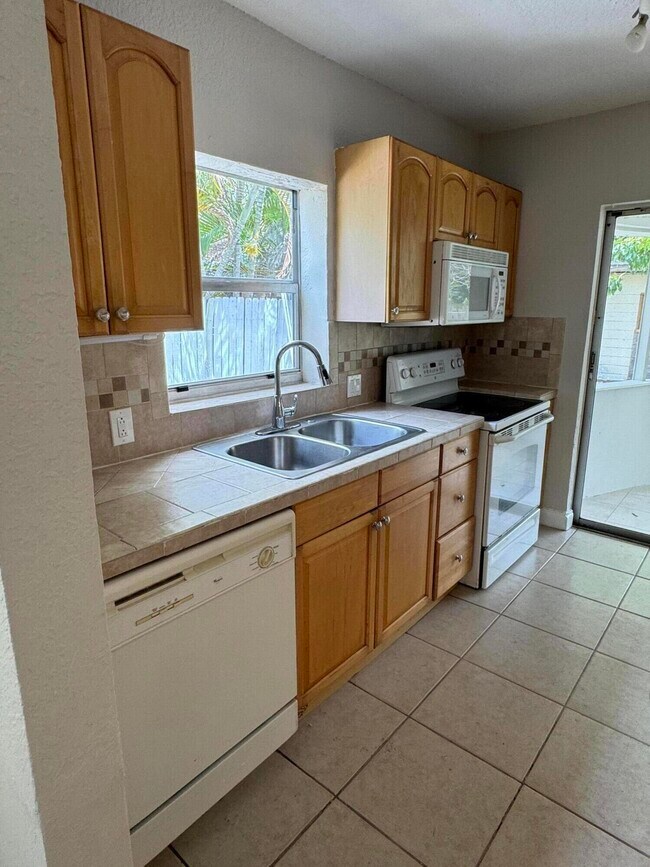 Building Photo - 1508 NW 1st Ave