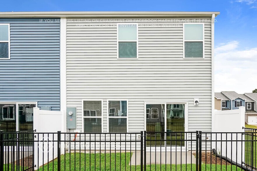 Building Photo - 812 Holiday Pk Ln