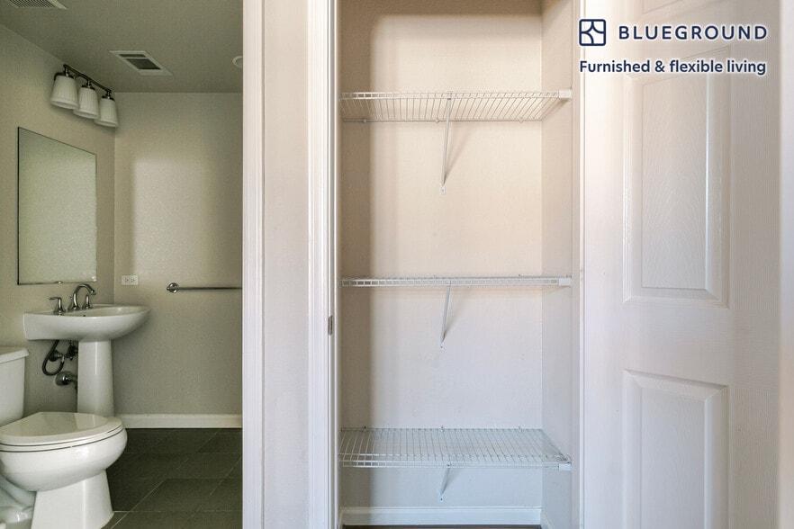 Building Photo - 1051 Commodore Dr