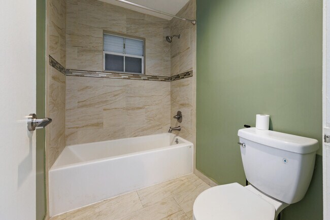 Building Photo - 811 SE 4th Ave