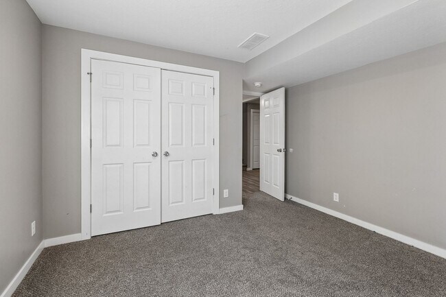 Building Photo - 4 Bedroom Townhome