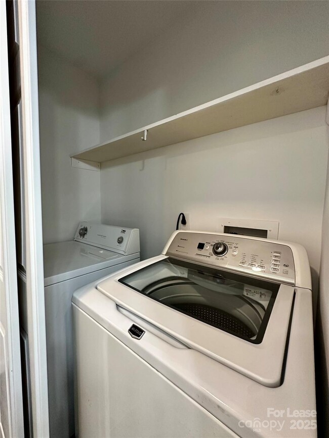 Building Photo - 5415 Amado St