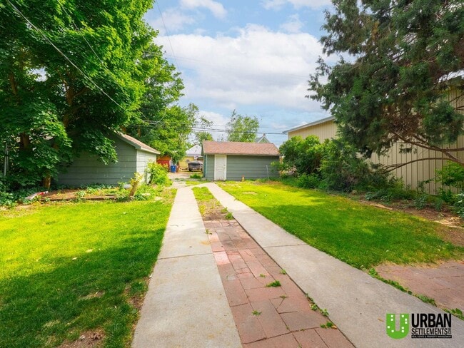 Building Photo - Spacious 4-Bedroom Home with 2-Car Garage, Basement Storage & Flexible Living Space in North Spokane