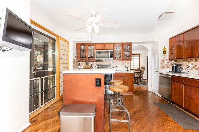Building Photo - Stunning 4 Bedroom 3 and a Half Bath Bethe...
