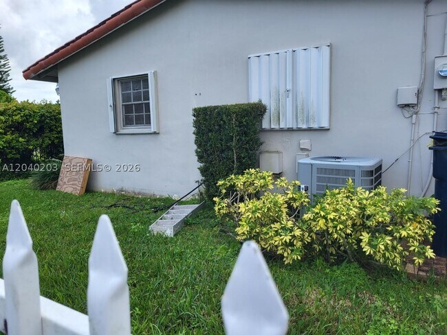Building Photo - 5200 SW 89th Pl