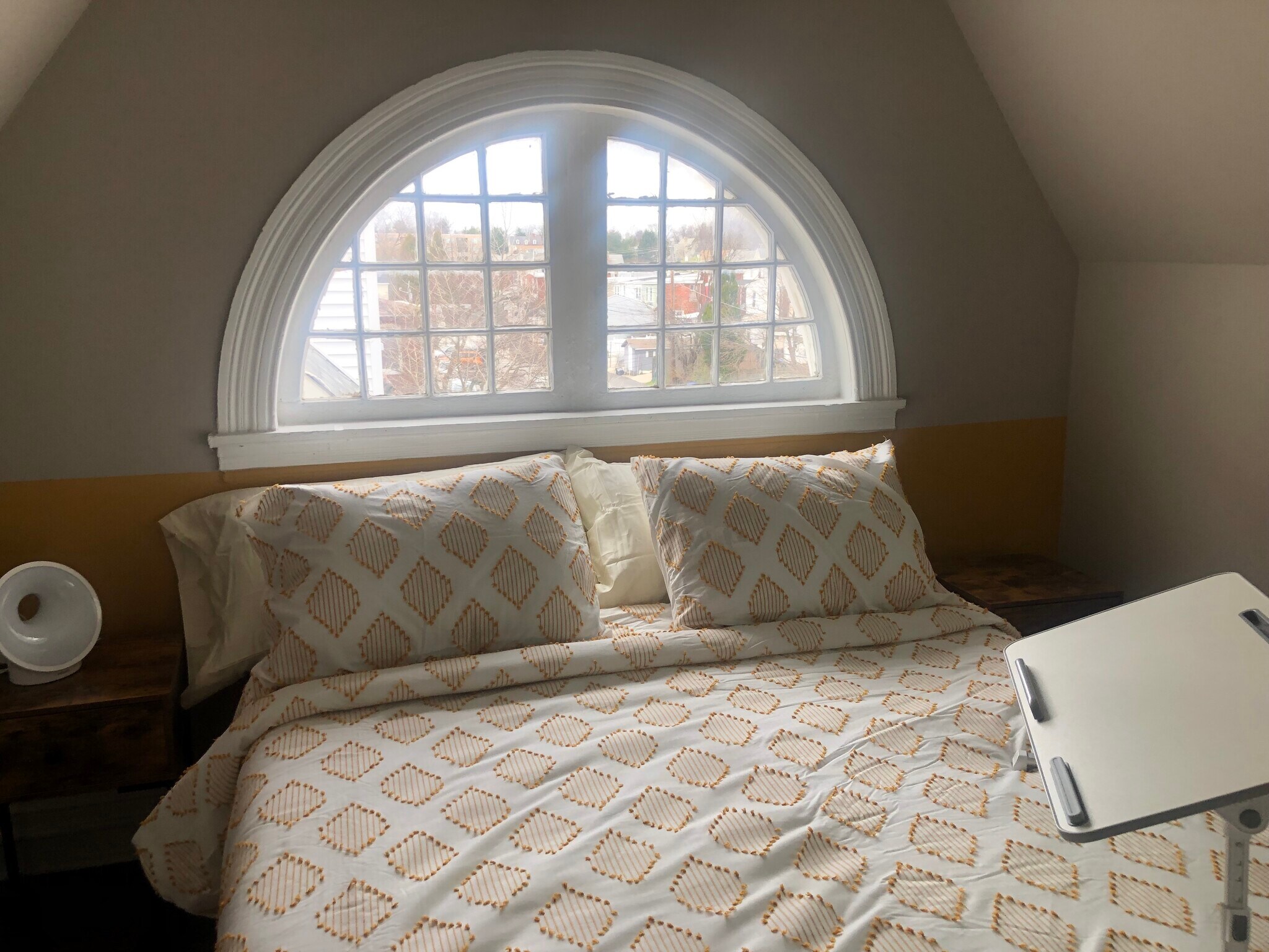 Bedroom w/Queen Bed - 929 West Main Street
