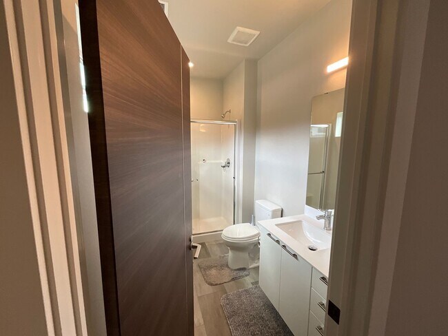 Building Photo - Stunning Black Diamond home-Ten Trails (Pinewood Plan) - Available Early to Mid June