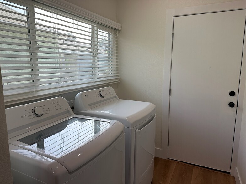 Building Photo - 1402 E 48th Pl