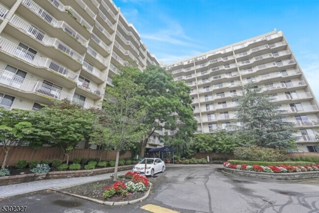 Building Photo - 1055 River Rd