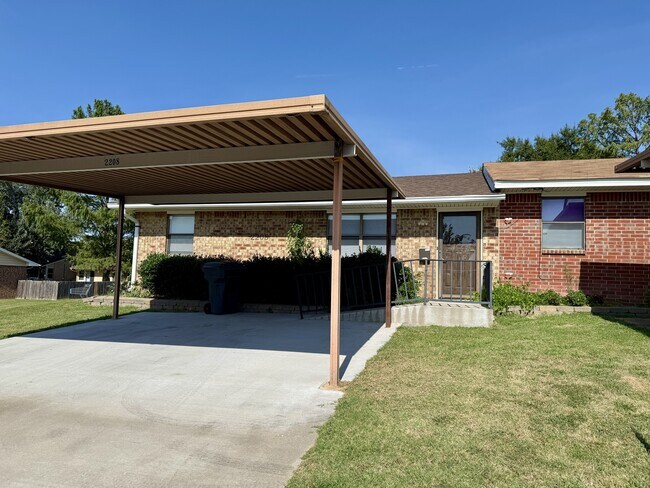 Building Photo - 2208 Shenandoah Dr