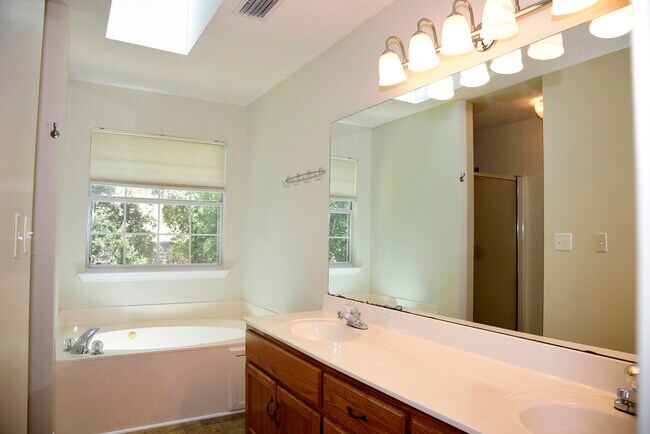Building Photo - 311 Parkwood Pl