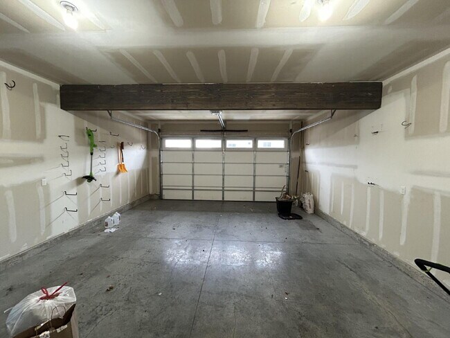 Building Photo - Beautiful Fully Furnished 3 Bed, 2.5 Bath Townhouse on Corner Lot